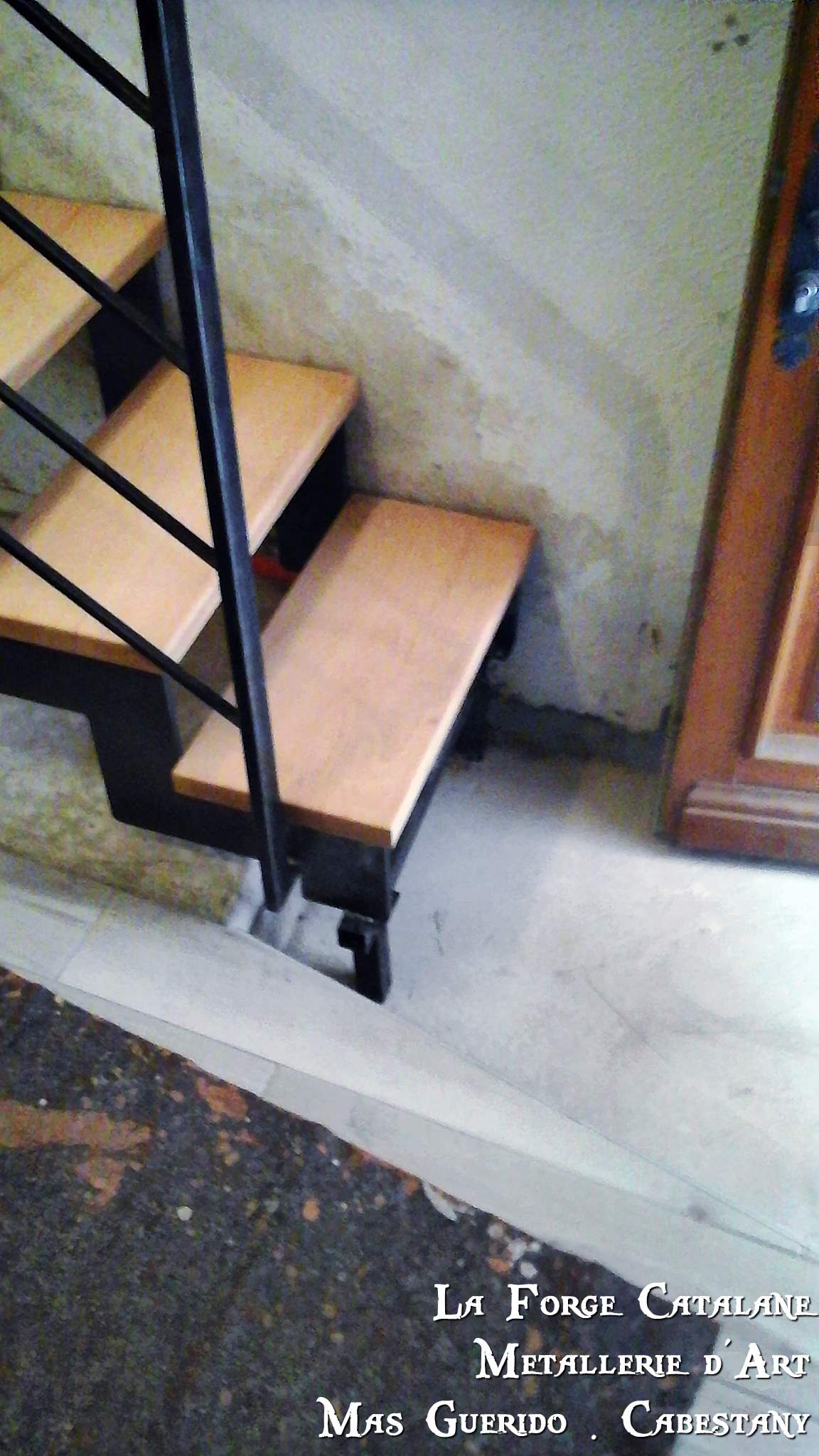 escalier double limon cremaillere decoupe fer marches hetre forge catalane.jpg